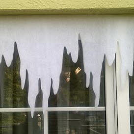 Eiszapfen am Fenster als Deko