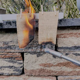 Jute ohne Ausrüstung brennt innerhalb kurzer Zeit komplett