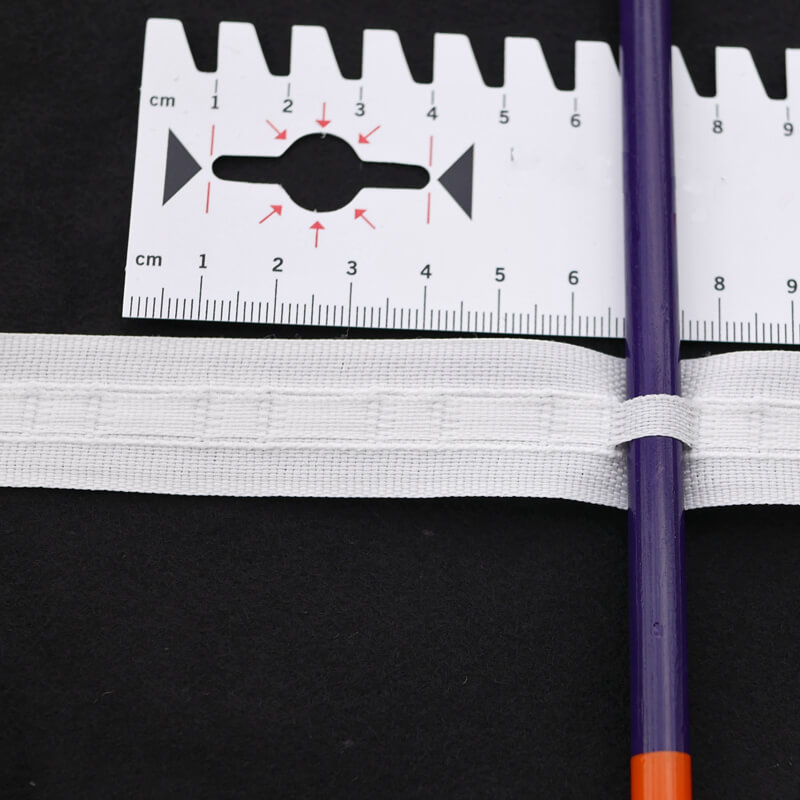 Abbildung mit Bleistift. Raport 2,3 cm (Schlaufe zu Schlaufe)