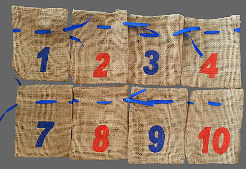 Adventskalender mit blauen und orangeroten Zahlen