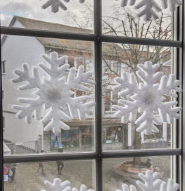 Dekoration ans Fenster geklebt. 
