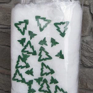 Schneedecke mit Streuartikeln
