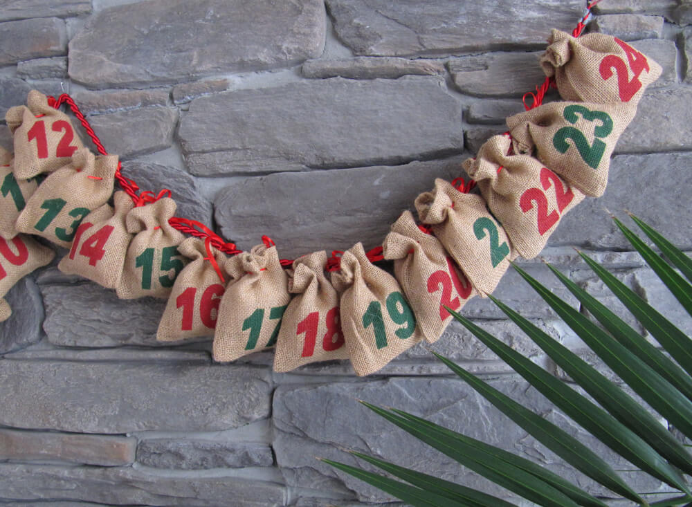 Adventskalender aus Jute mit aufgedruckten Zahlen