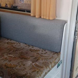 Rückseite bereits bezogen. Sitzfläche noch original
