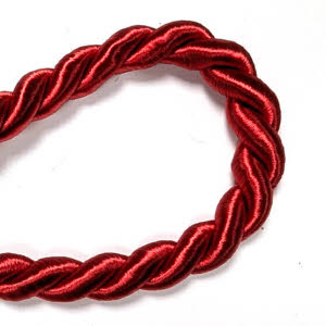 Zuzüglich 2 Meter Glanz-Kordel in rot