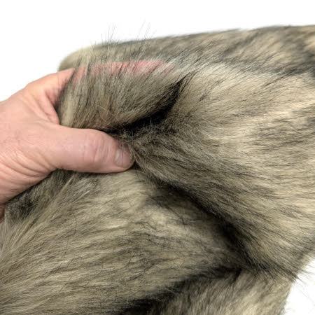 Sehr schöner weicher Flor. Die Haarspitzen sind schwarz der Unterflor ist hellbeige