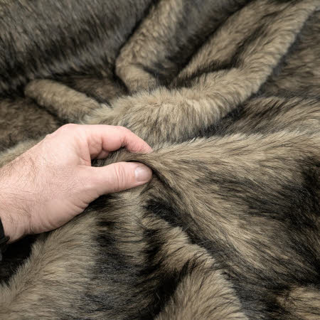 Sehr schöner weicher Flor. Die Haarspitzen sind schwarz der Unterflor ist beige