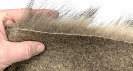 Unterseite glatter leicht dehnbarer Stoff. Der Flor ist bis zu 80 mm lang. Die Spitzen schwarz