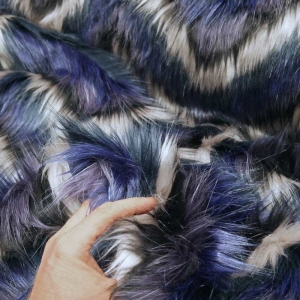 Langhaarfell mit Zickzack Muster grau/petrol/blau/lila/schwarz 70 mm Flor