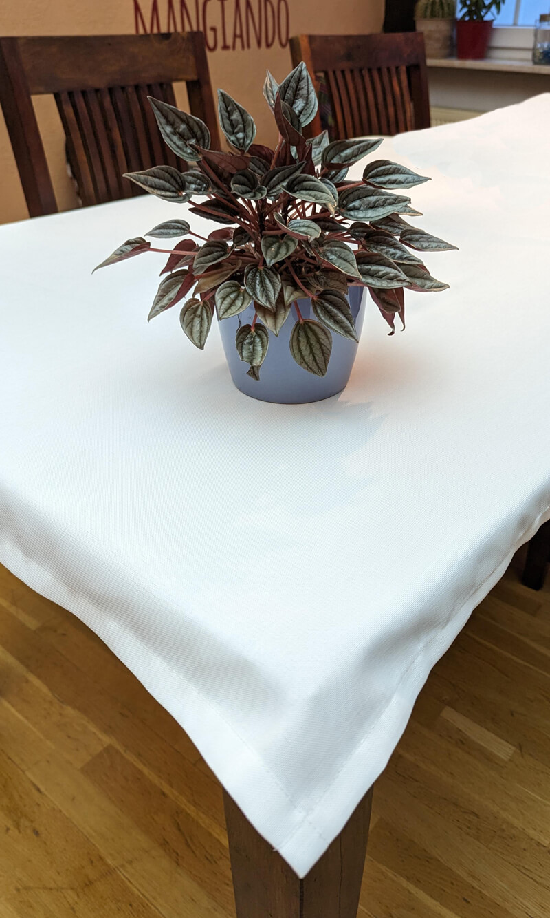 Beispiel einer Tischdecke auf einem braunen Holztisch