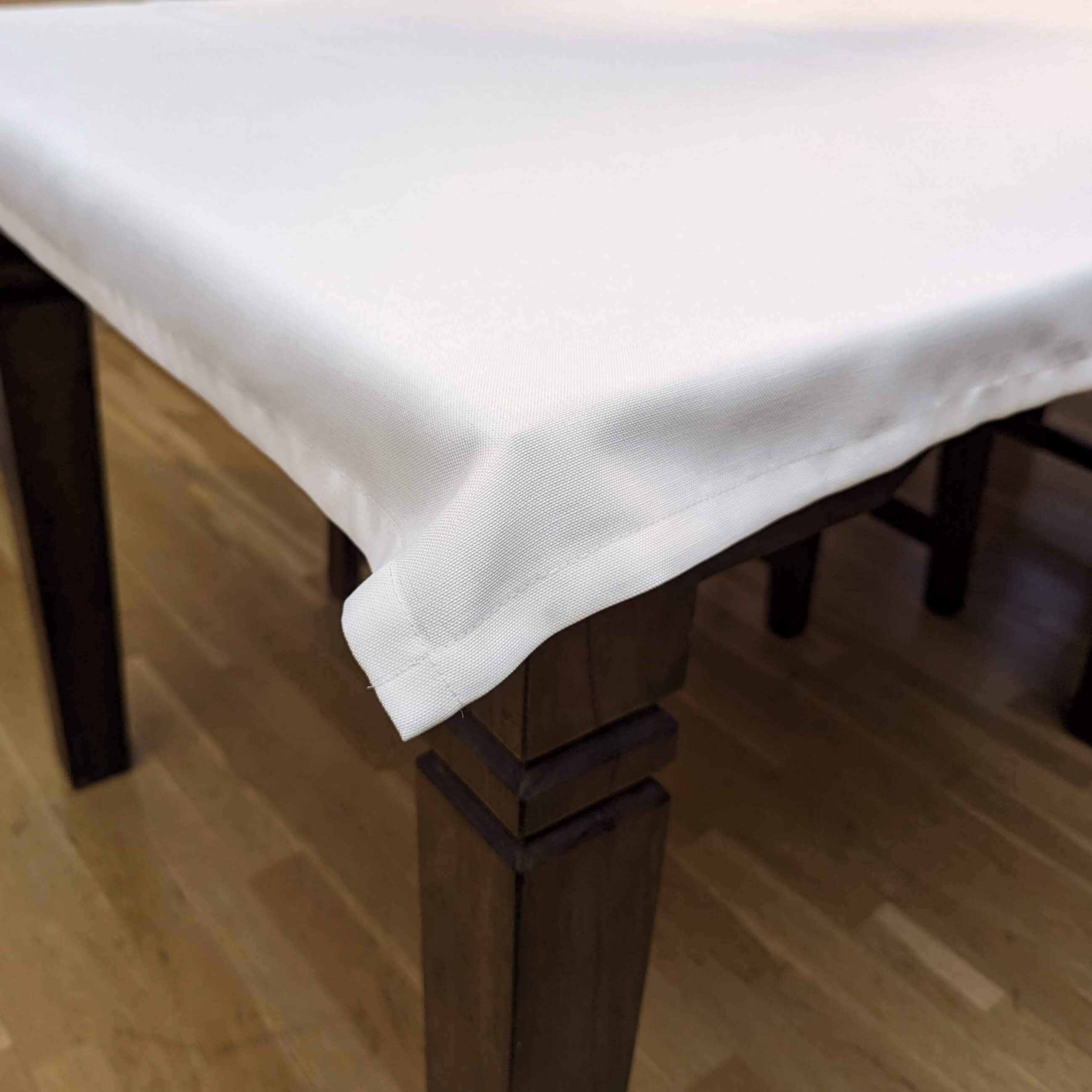 Beispiel einer Tischdecke auf einem braunen Holztisch